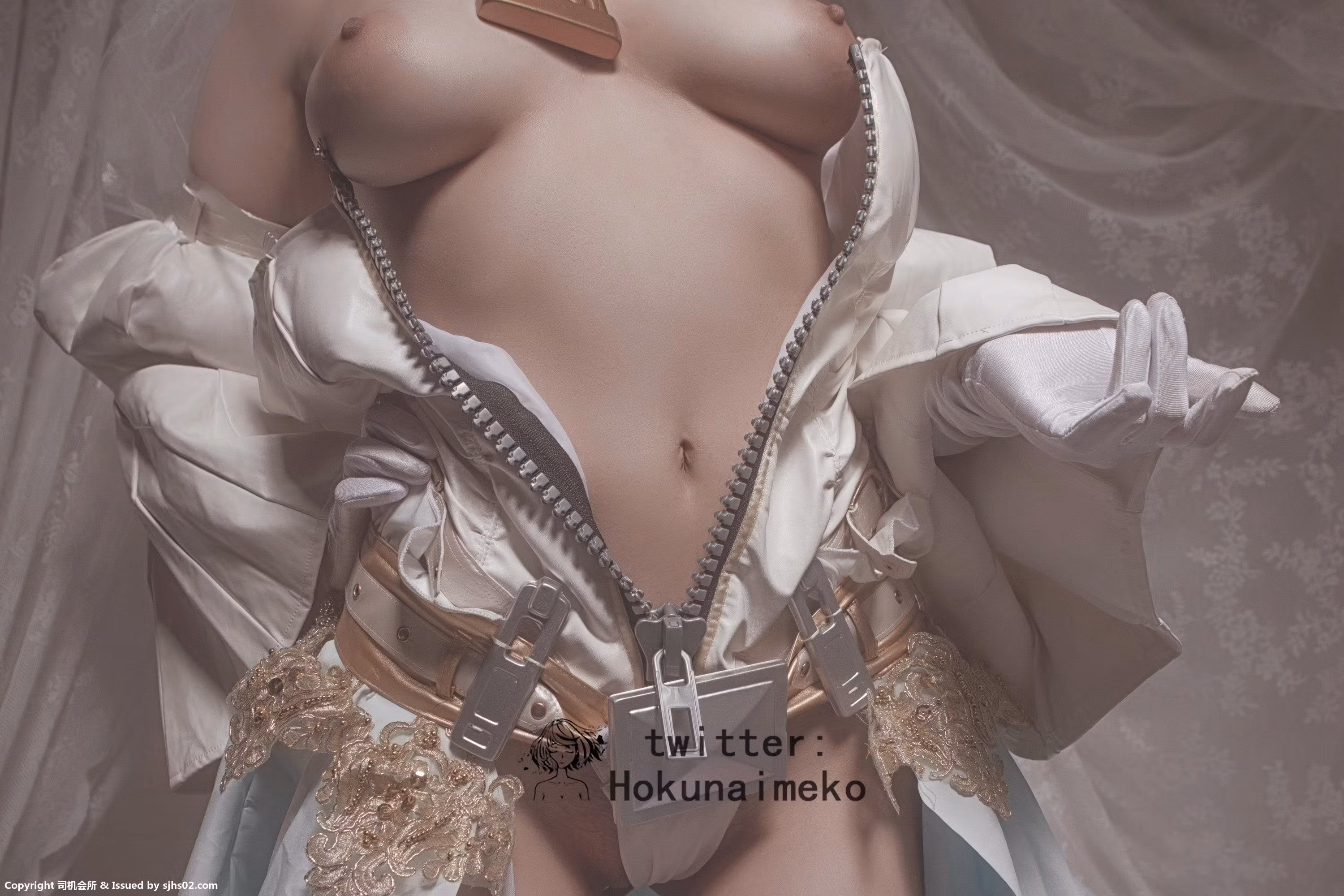 紧身拉链拘束衣线条勾勒内里迷人极品美乳美胸身段